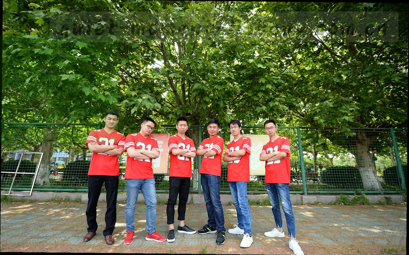 夜色下的球场看台局部，叠加半透明战术线条的氛围图